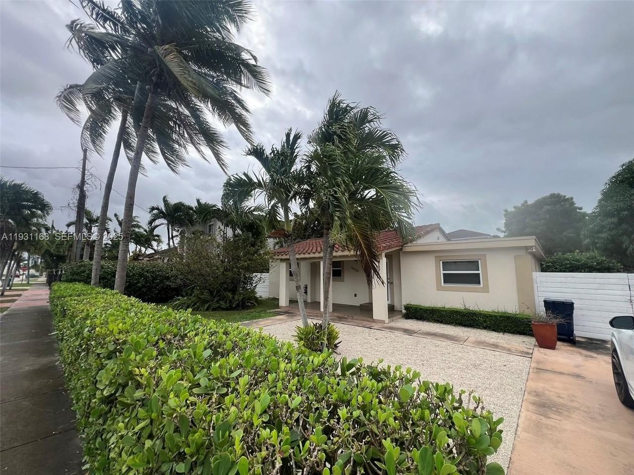 9030 Southwest 40th Terrace - Photo 3 of 38