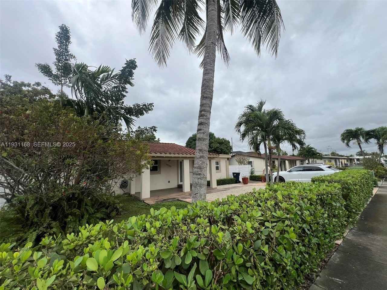 9030 Southwest 40th Terrace - Photo 5 of 38