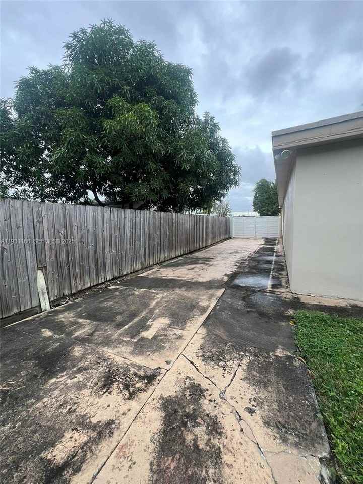 9030 Southwest 40th Terrace - Photo 6 of 38