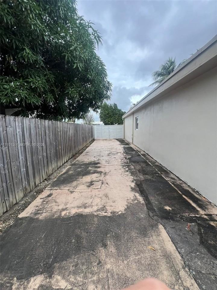 9030 Southwest 40th Terrace - Photo 7 of 38