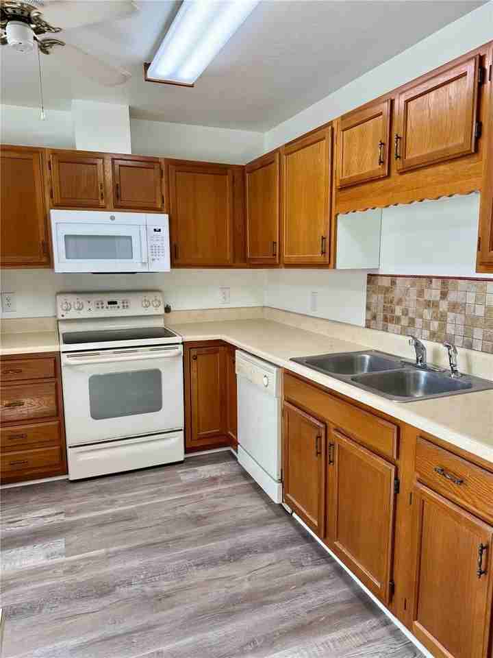 10344 Northwest 33rd Place #10344 - Photo 4 of 9