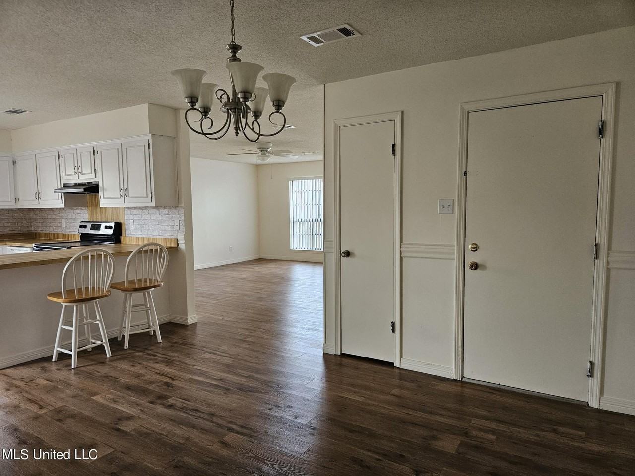 2190 Baywood Dr - Photo 3 of 14