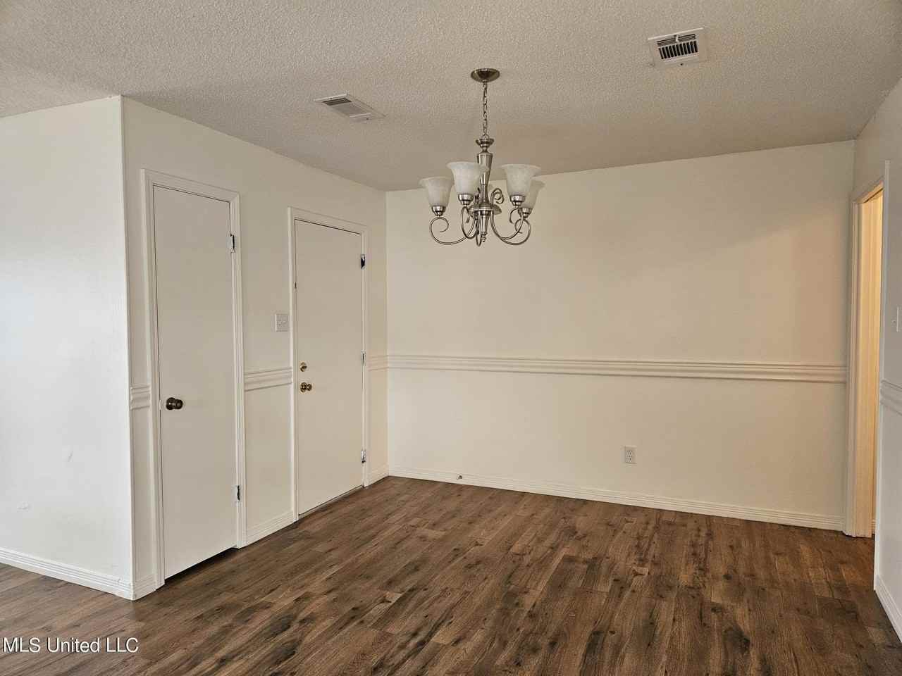 2190 Baywood Dr - Photo 5 of 14