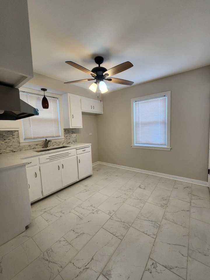 10104 South Prairie Avenue - Photo 2 of 7