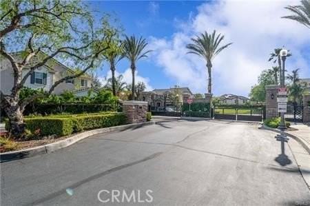 15601 North Peak Lane - Photo 3 of 11