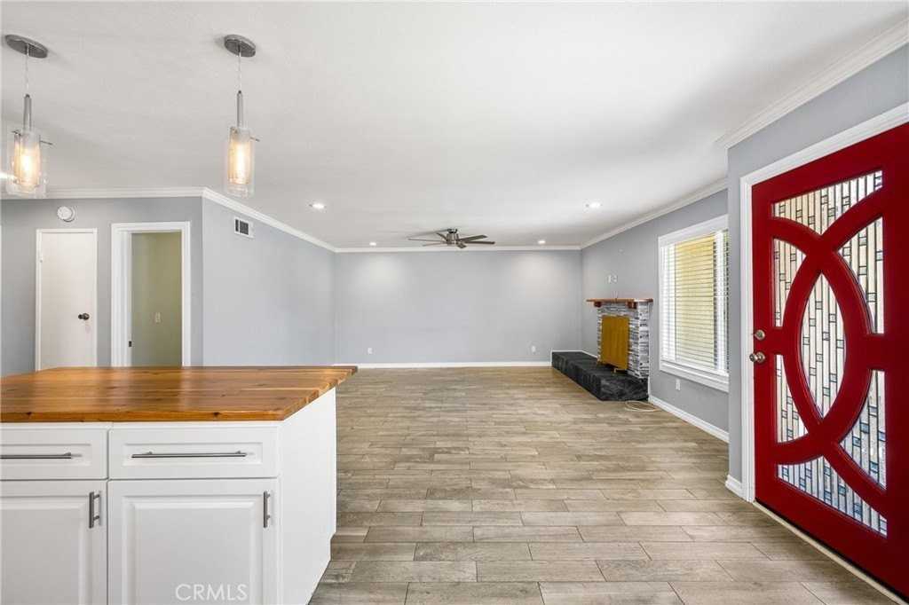 1940 East Stearns Avenue - Photo 5 of 23