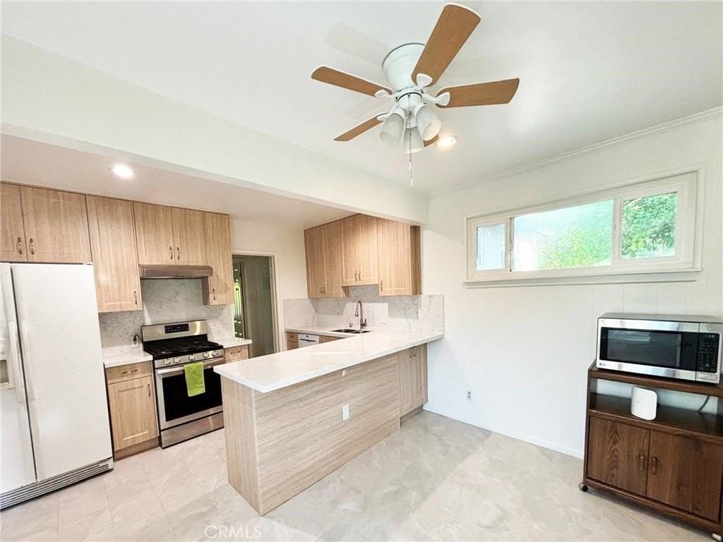 8831 Murietta Ave - Photo 5 of 18