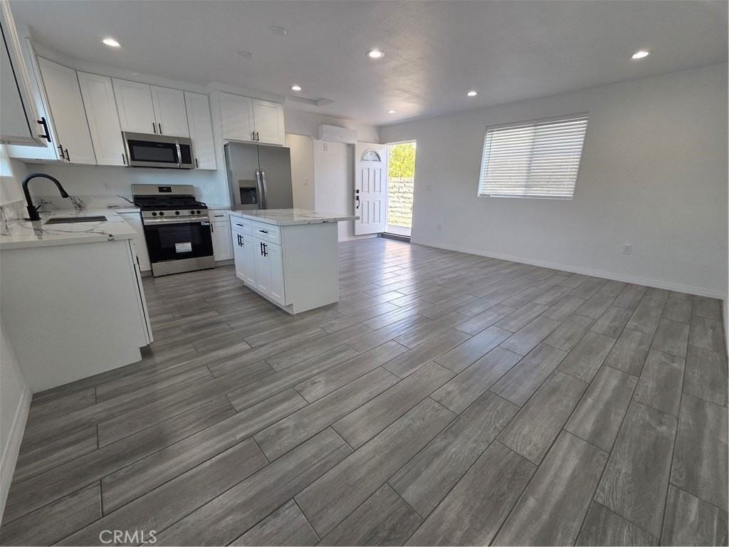 16328 Parthenia St - Photo 3 of 18