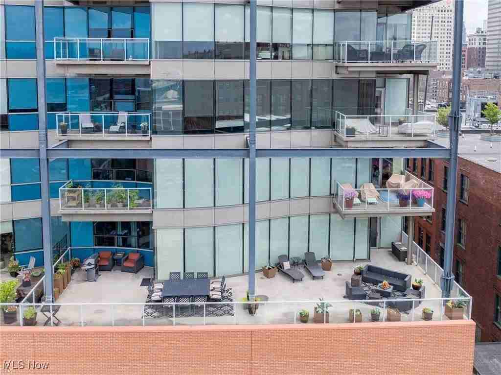 701 W Lakeside Ave Apt 606 #606 - Photo 3 of 32