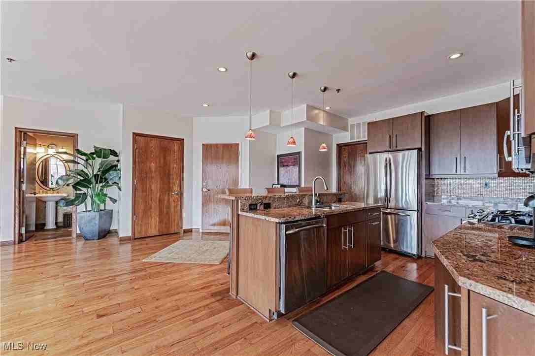 701 W Lakeside Ave Apt 606 #606 - Photo 5 of 32