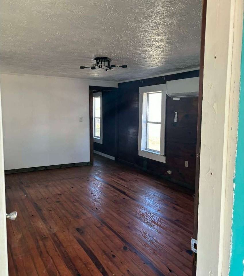 136 Southeast Craig Avenue - Photo 3 of 12