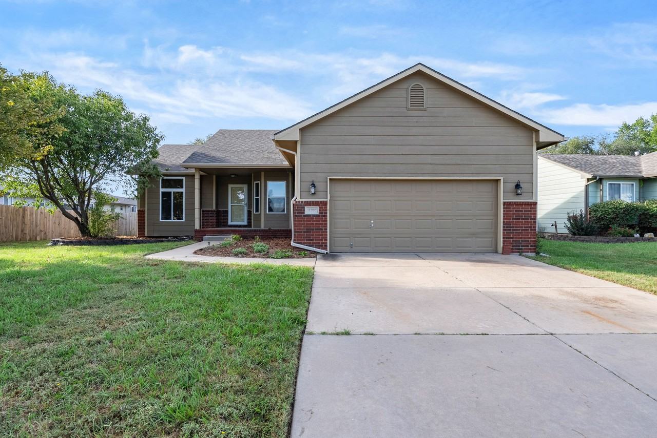 11907 W Jewell St #1 - Photo 2 of 40