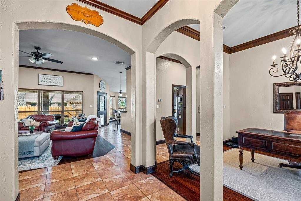 8918 North Longwood Drive - Photo 3 of 40