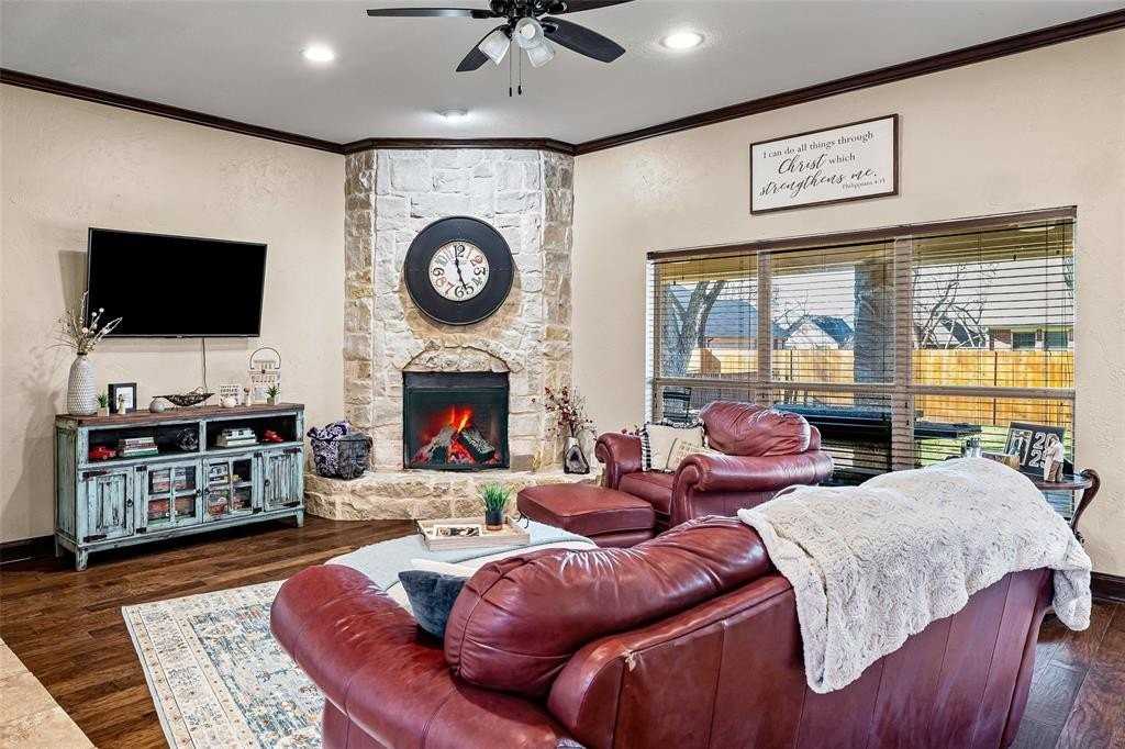 8918 North Longwood Drive - Photo 4 of 40