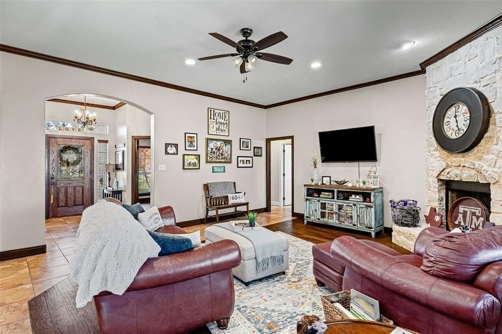 8918 North Longwood Drive - Photo 6 of 40