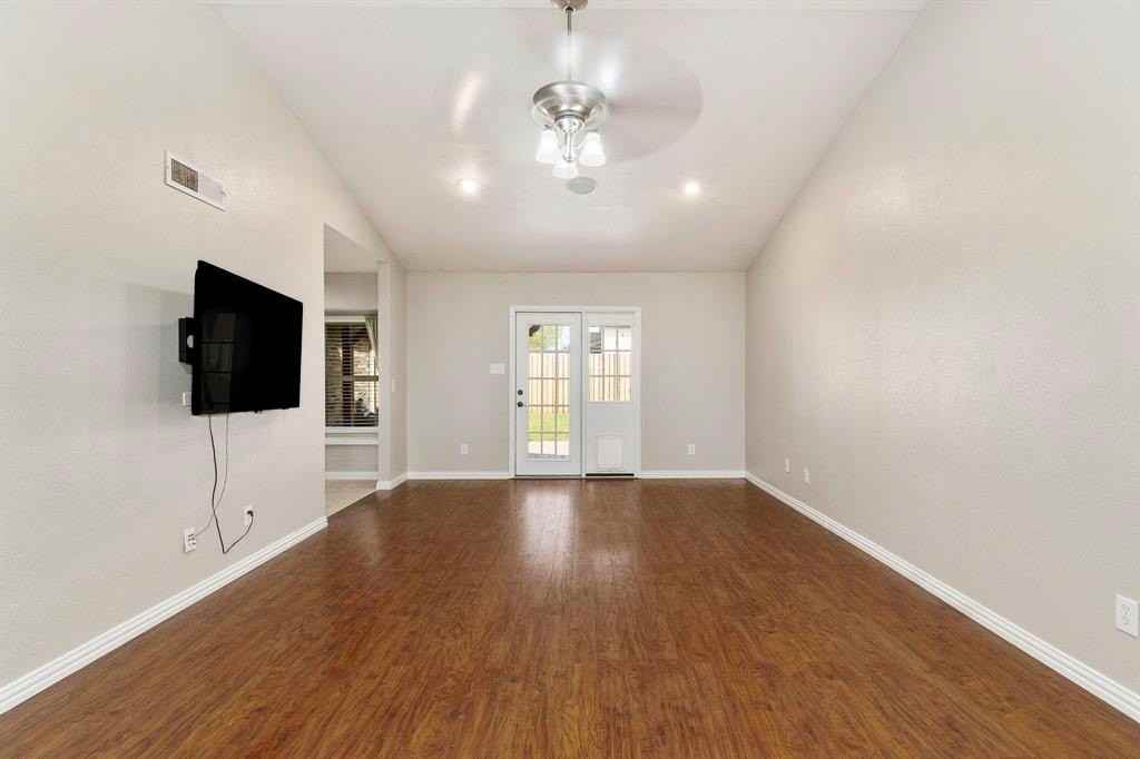 4248 Ireland Dr - Photo 6 of 30