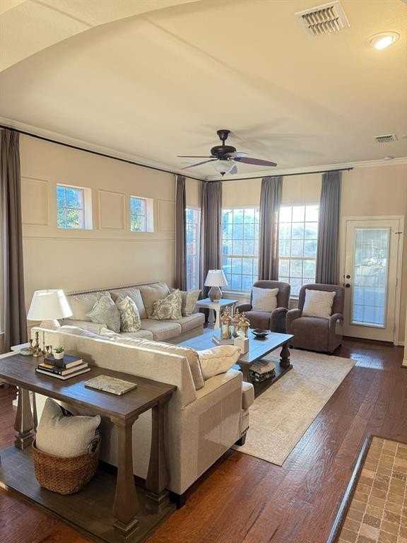 300 Eastland Drive - Photo 4 of 21