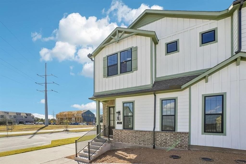 1102 Bexar Ln - Photo 2 of 34