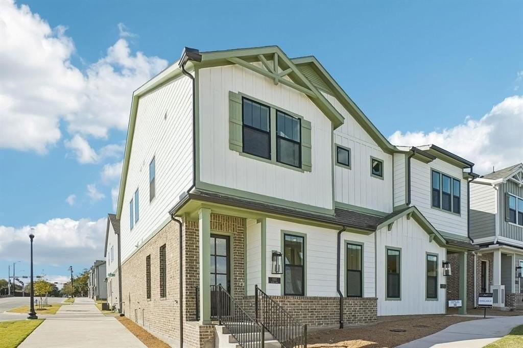 1102 Bexar Ln - Photo 3 of 34