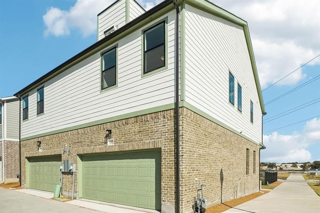 1102 Bexar Ln - Photo 4 of 34