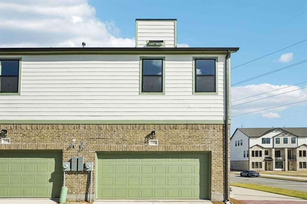 1102 Bexar Ln - Photo 5 of 34