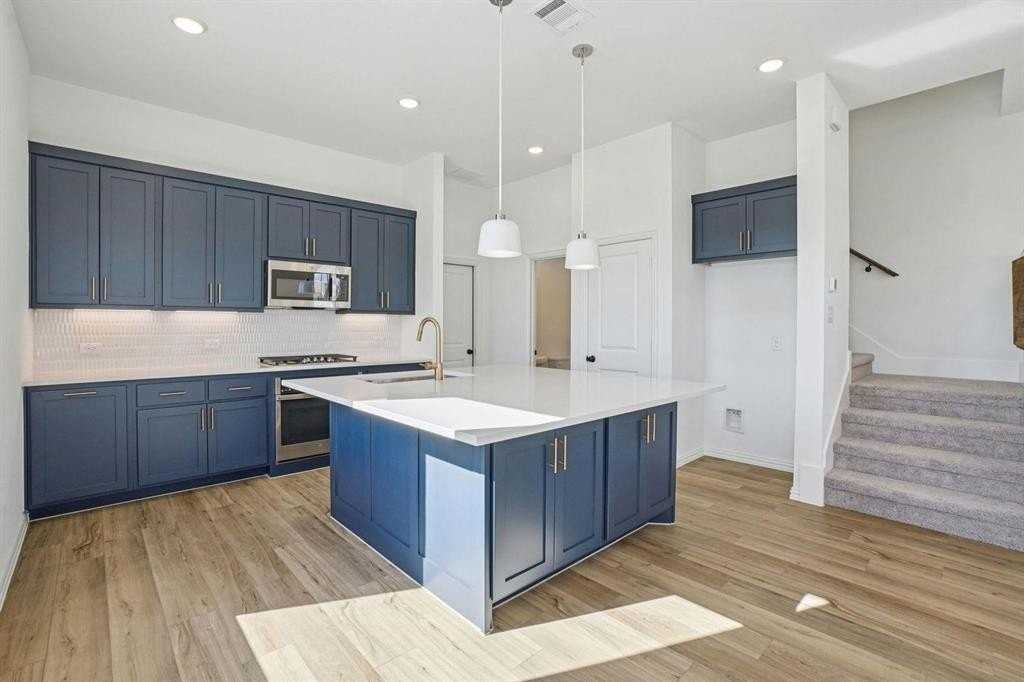 1102 Bexar Ln - Photo 6 of 34