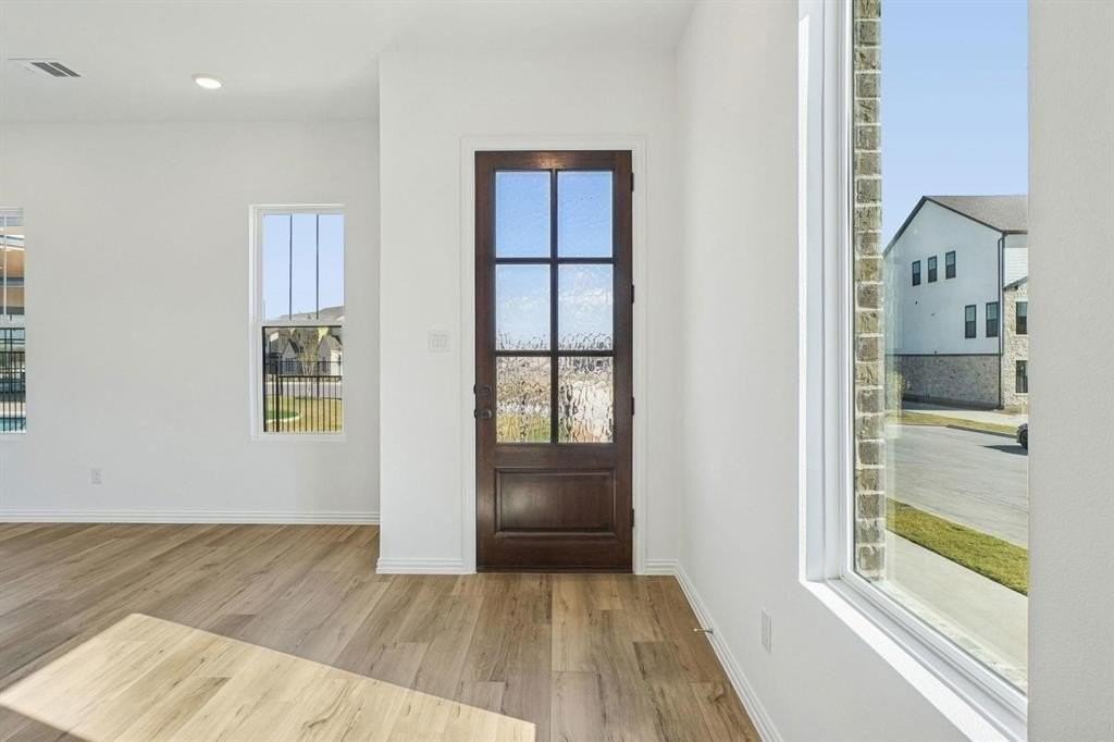 1102 Bexar Ln - Photo 7 of 34