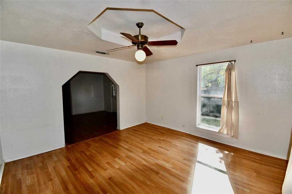 517 W Water St - Photo 4 of 9