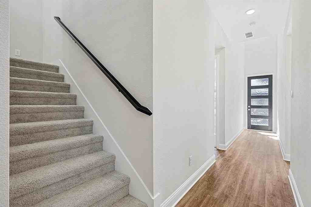 11458 Chartwell Ct - Photo 5 of 32