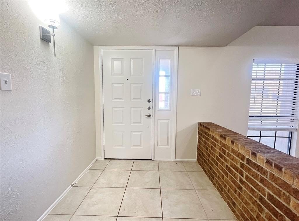 1304 Creekwood Ct - Photo 2 of 19