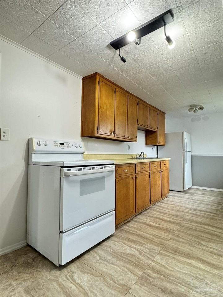 4963 Mobile Highway - Photo 6 of 11