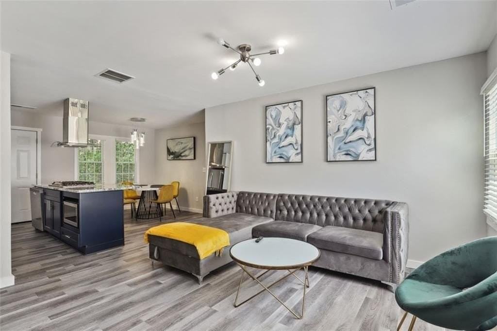 1561 Pontiac Place Southeast - Photo 4 of 16