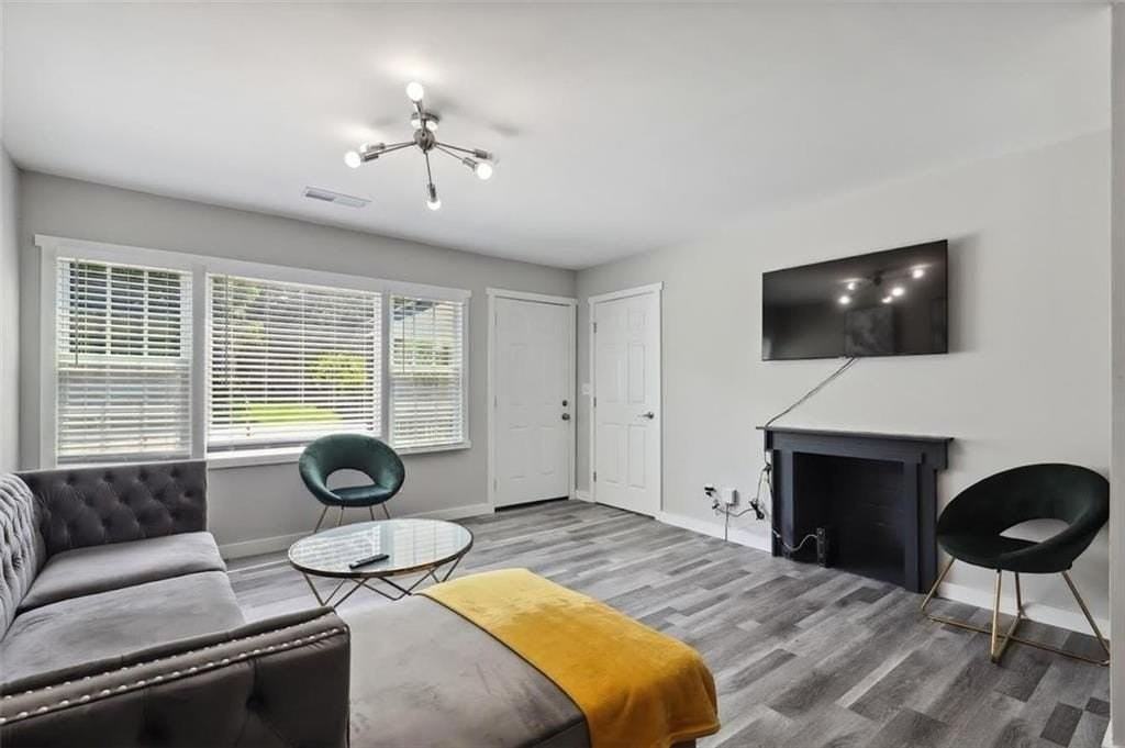 1561 Pontiac Place Southeast - Photo 5 of 16