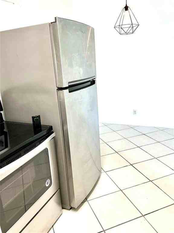 1645 Ne 12th St #B - Photo 3 of 20