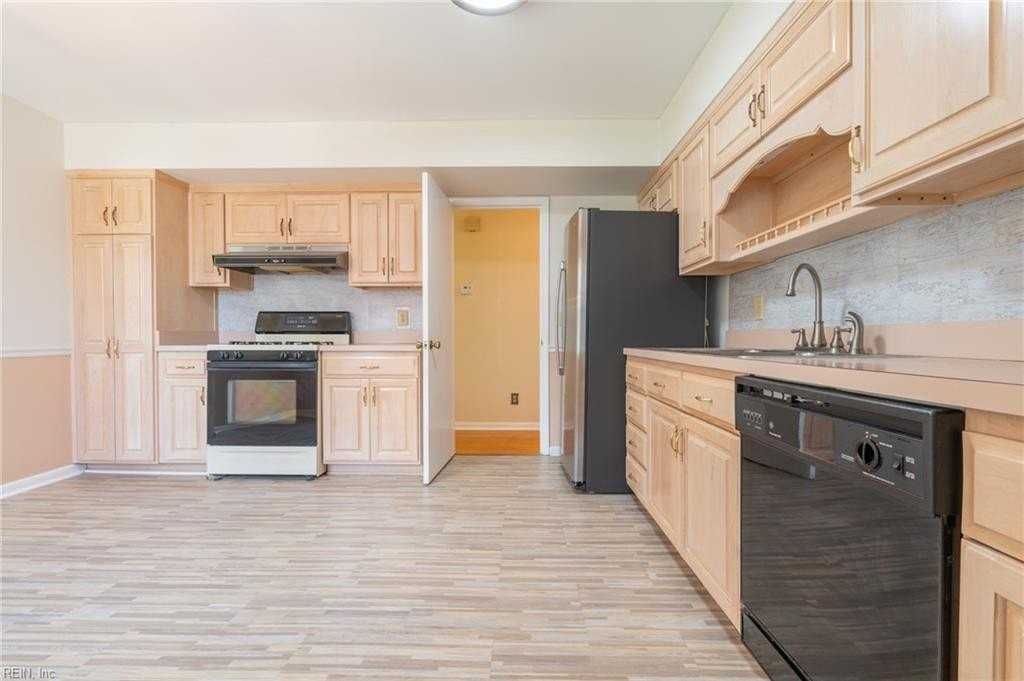 2885 East Point Drive - Photo 5 of 44