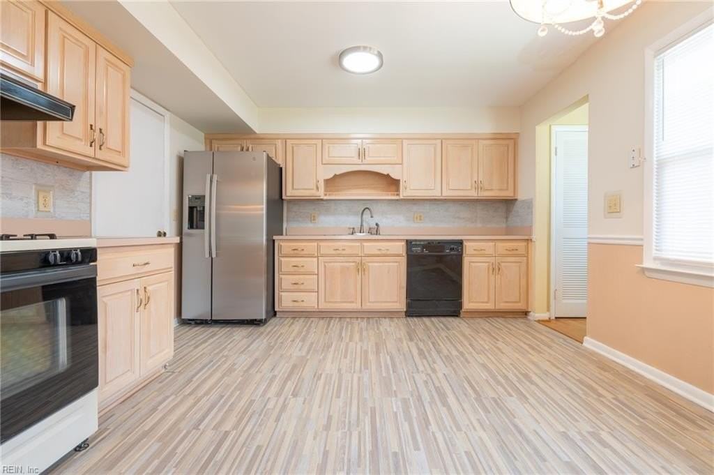 2885 East Point Drive - Photo 7 of 44