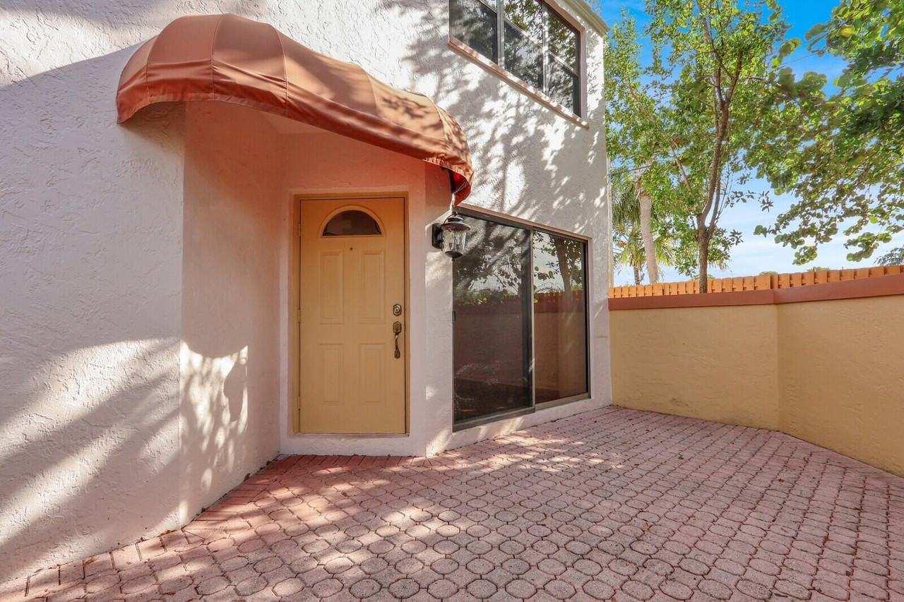 52 Uno Lago Drive - Photo 4 of 26