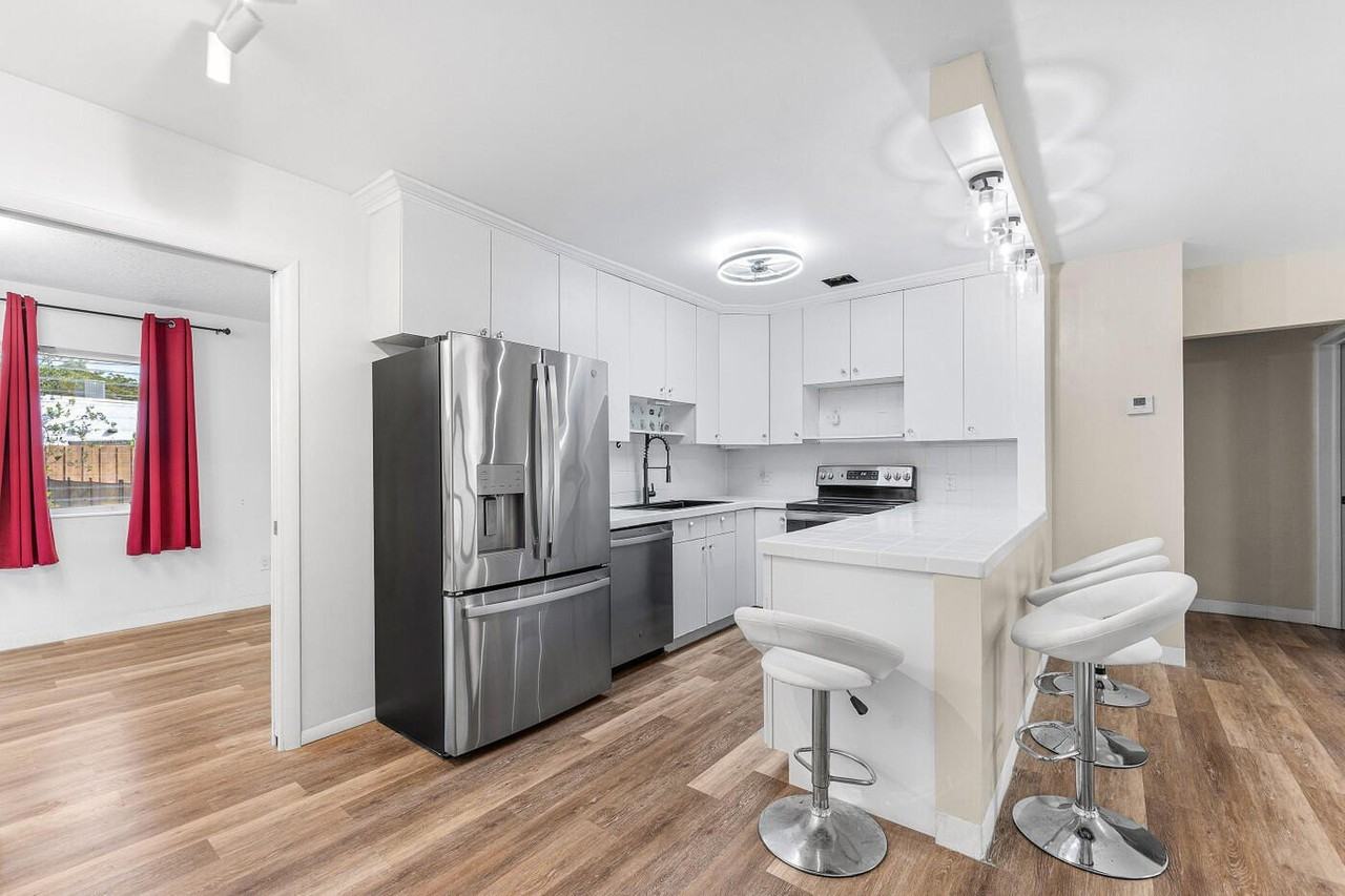 4780 Northeast 8th Terrace - Photo 6 of 19