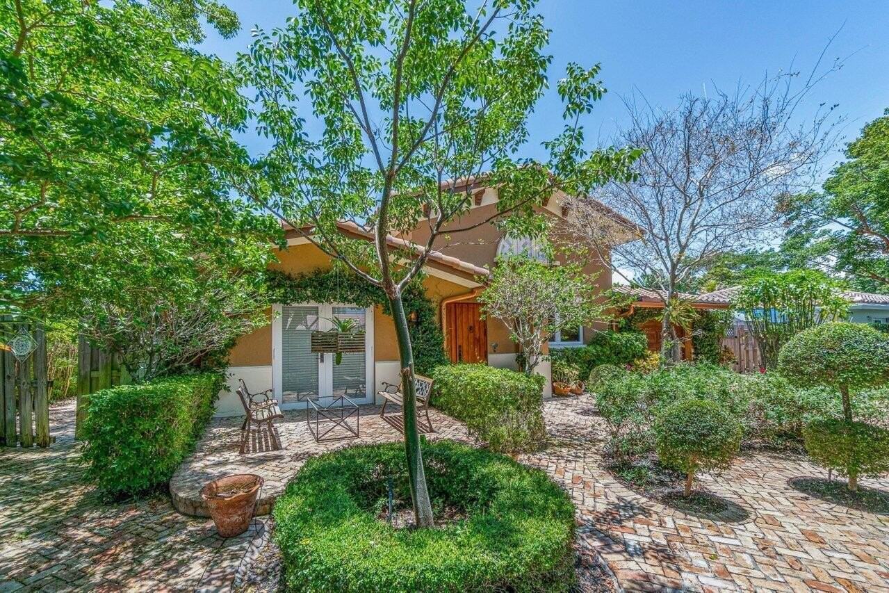 870 Northwest 7th Street - Photo 3 of 37