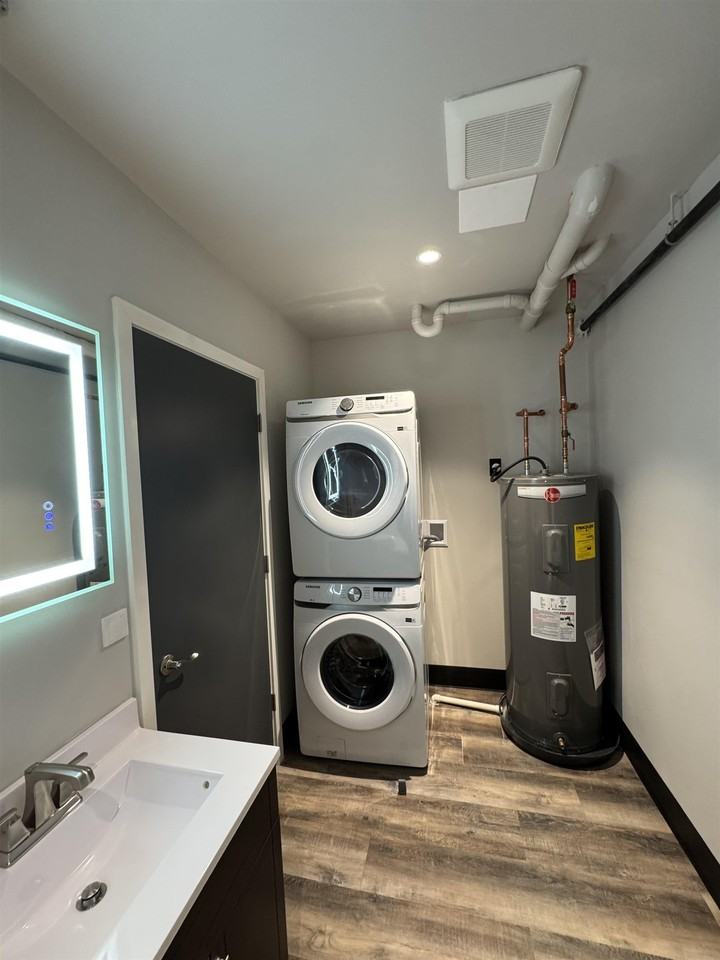 824 W 8th St - Photo 7 of 14