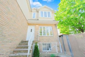 featured image of 77 Wainwright Avenue #2