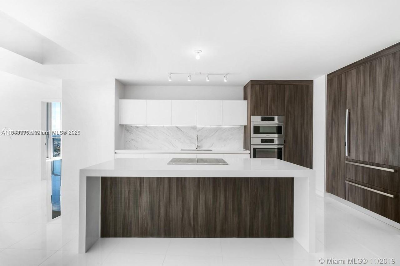 851 Ne 1st Ave - Photo 2 of 8