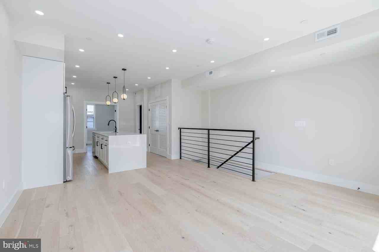 722 Kenyon St Nw Unit A #A - Photo 7 of 38