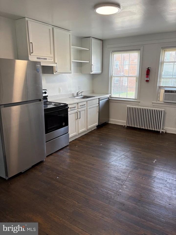 2425 E Street Northeast - Photo 2 of 11