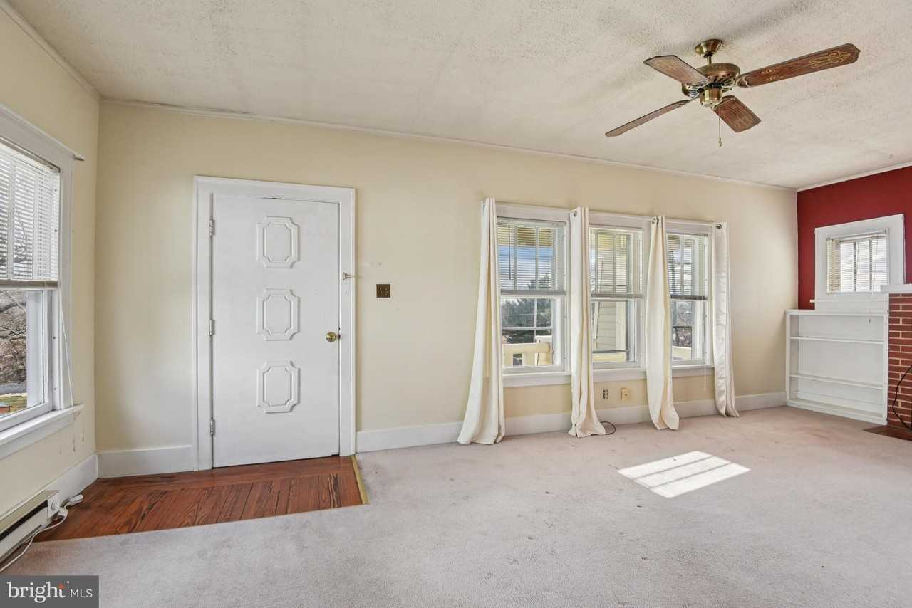 209 Locust Avenue #C - Photo 5 of 34