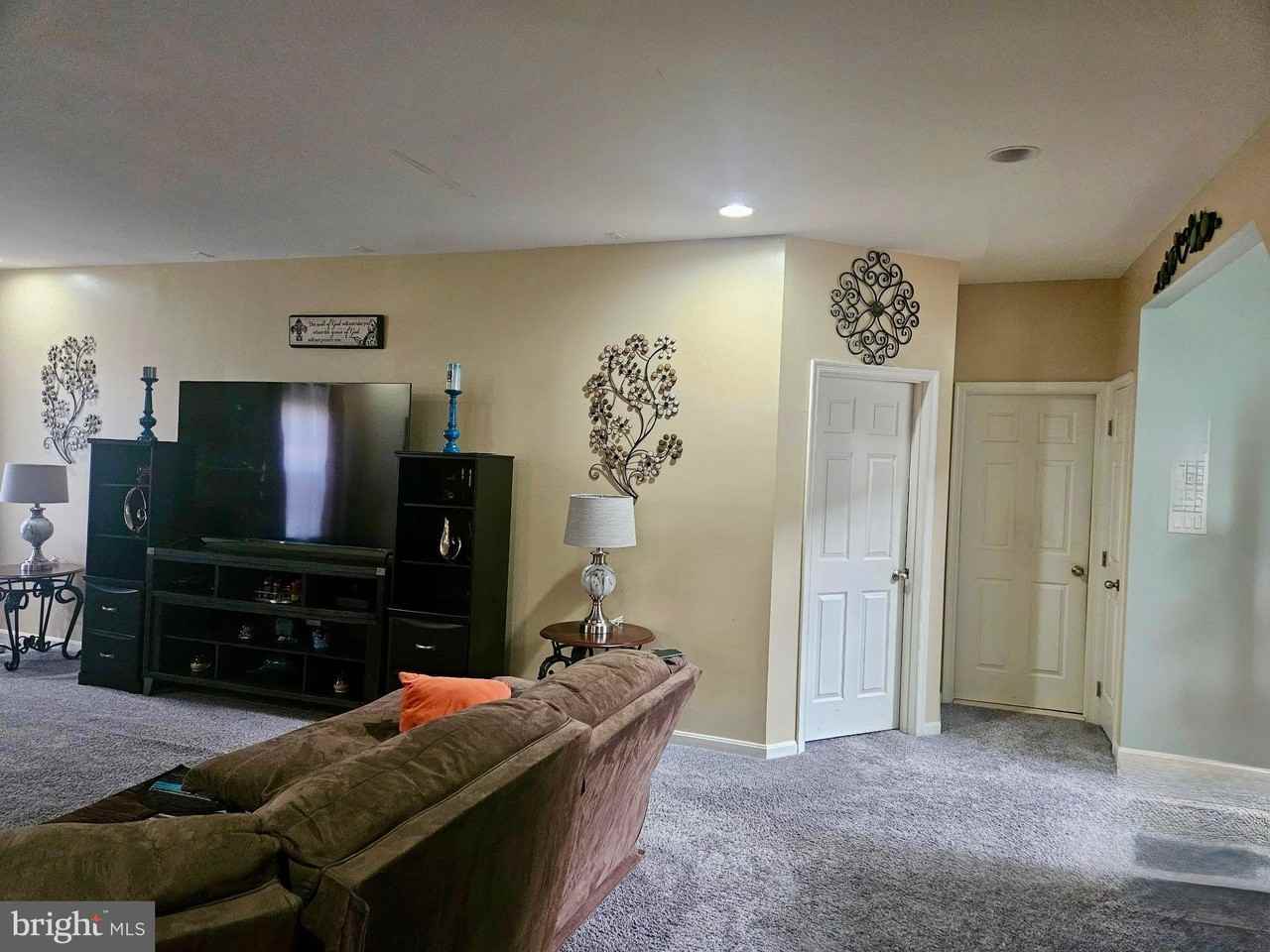 1037 Suffolk Dr - Photo 4 of 19