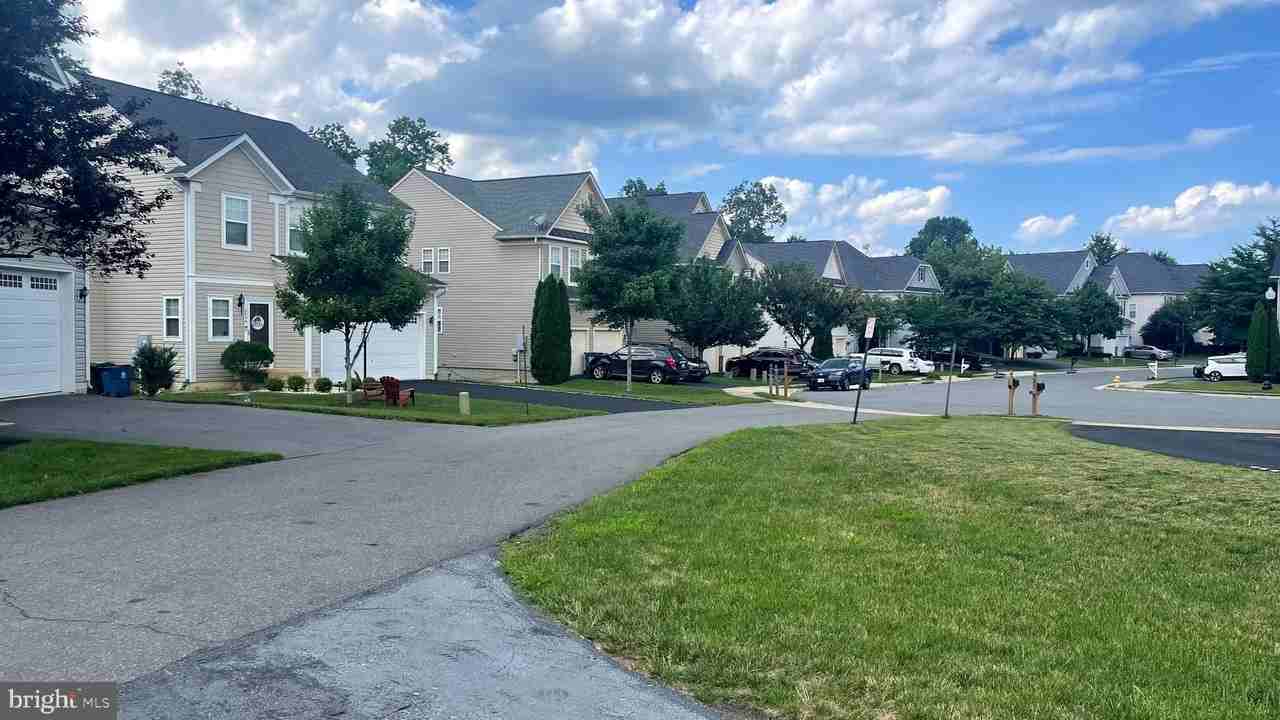 9008 Hanson Grove Court - Photo 3 of 13