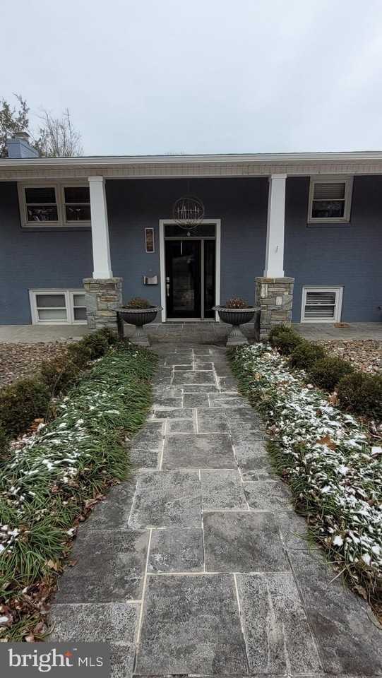 557 Bellview Ave - Photo 3 of 41