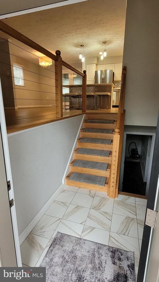 557 Bellview Ave - Photo 4 of 41