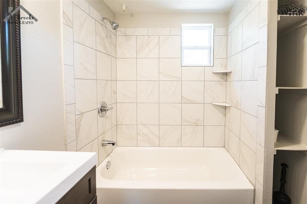 2172 Avenue L - Photo 4 of 27